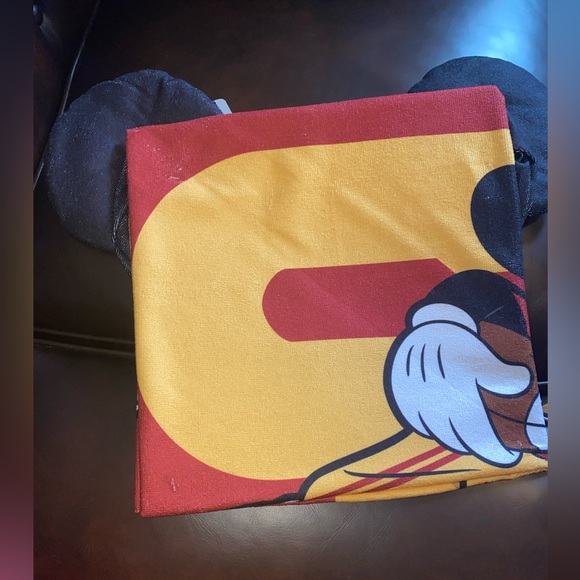 🏈 USC - Mickey Mouse Hooded Towel - Picture 5 of 5